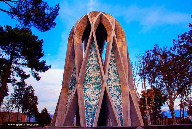 آرامگاه خیام در تابستان